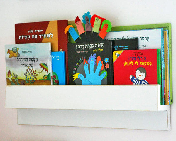 מדף מעוצב לספרים ולתמונות