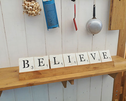 believe - סקרבל סטייל – מילים של השראה במעמד עץ מעוצב