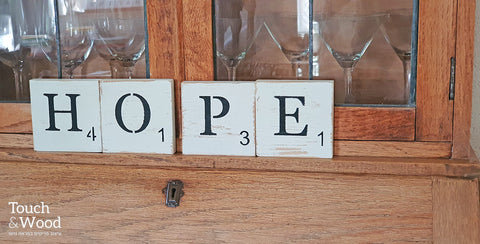 HOPE - סקרבל סטייל – מילים של השראה במעמד עץ מעוצב