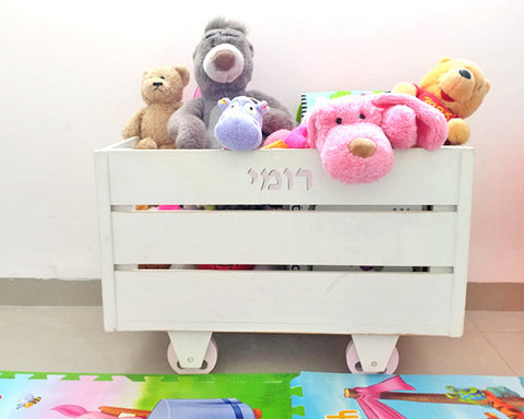 ארגז עץ עם גלגלי עץ צבעוניים לחדר ילדים