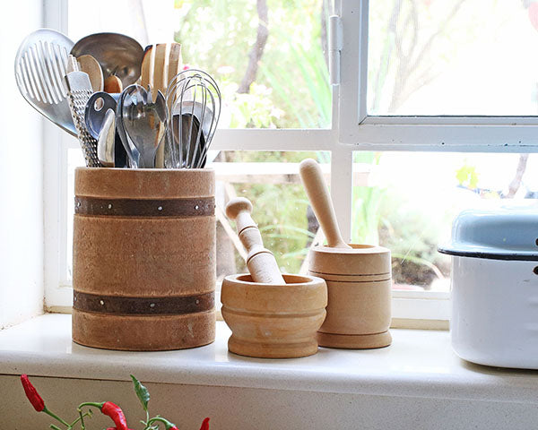 סנדרו  – מעמד מעוצב מעץ גושני לכלי המטבח
