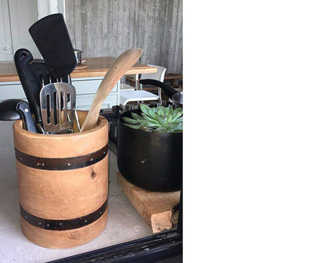 סנדרו  – מעמד מעוצב מעץ גושני לכלי המטבח