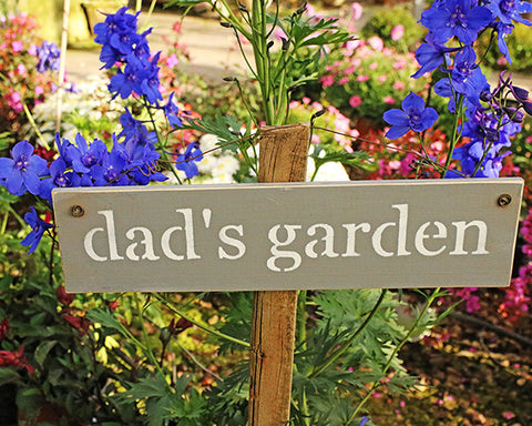 שלט עץ לבית ולגינה - dad's garden