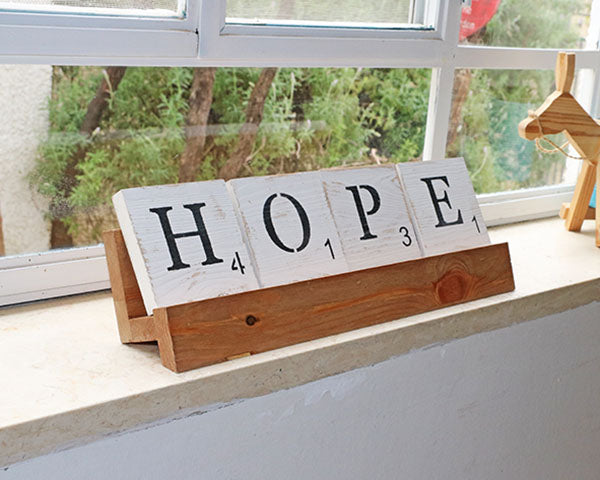 hope - סקרבל סטייל – מילים של השראה במעמד עץ מעוצב