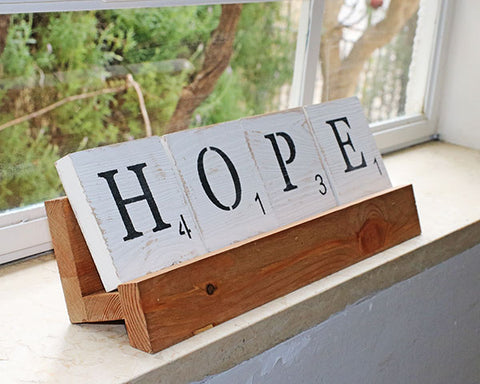 hope - סקרבל סטייל – מילים של השראה במעמד עץ מעוצב