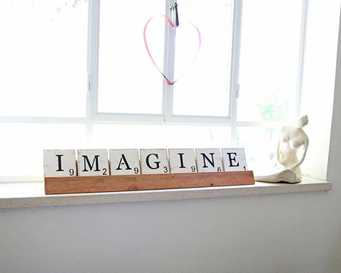 imagine - סקרבל סטייל – מילים של השראה במעמד עץ מעוצב