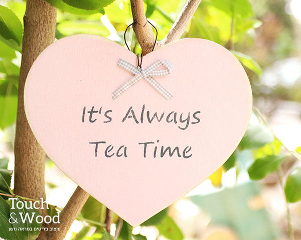 It's Always Tea Time - לב עץ וכיתוב