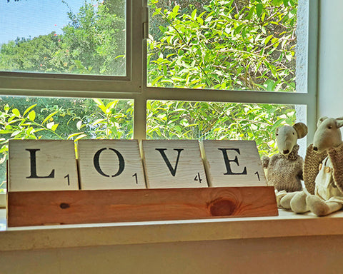 LOVE - סקרבל סטייל – מילים של השראה במעמד עץ מעוצב