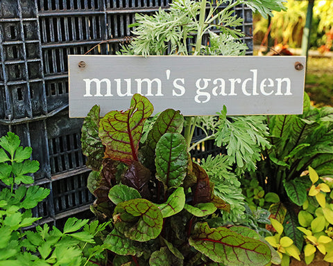 שלט עץ לבית ולגינה - mum's garden