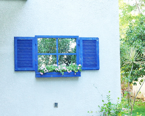 קירות מדברים בכחול - זוג תריסים משולב מראה ואדנית