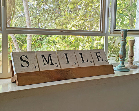 smile - סקרבל סטייל – מילים של השראה במעמד עץ מעוצב